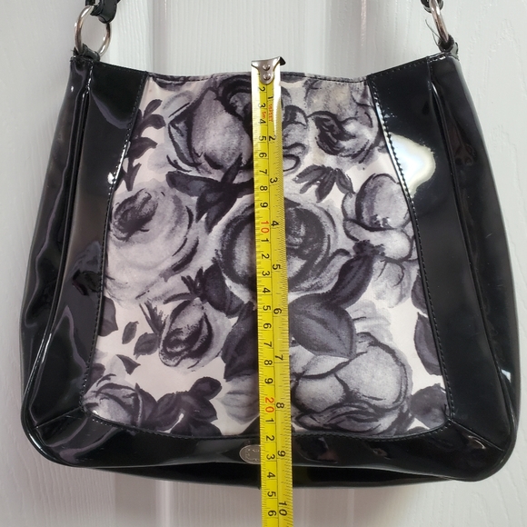 Vintage Liz Caliborne black and white flowered purse with magnetic closure - Picture 7 of 12